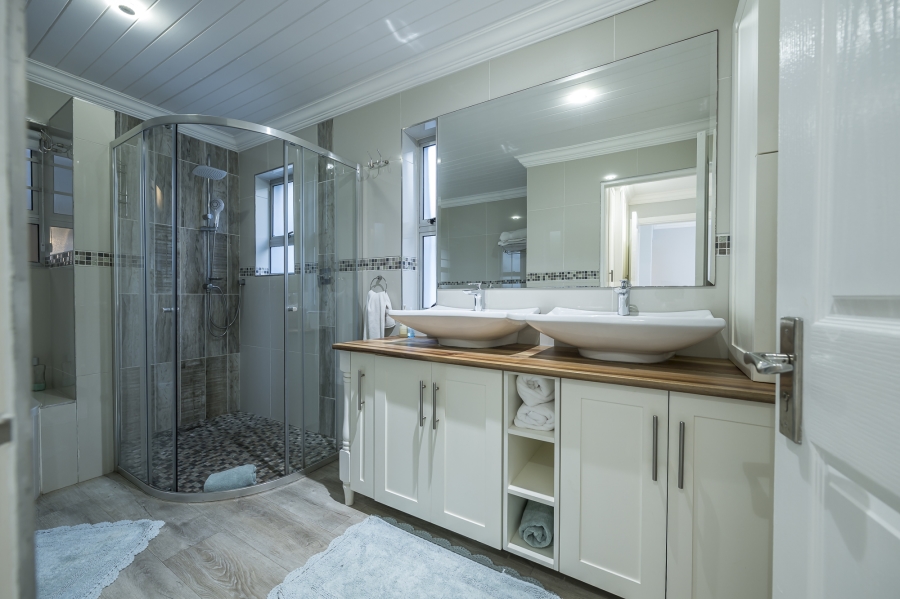 5 Bedroom Property for Sale in Glentana Western Cape